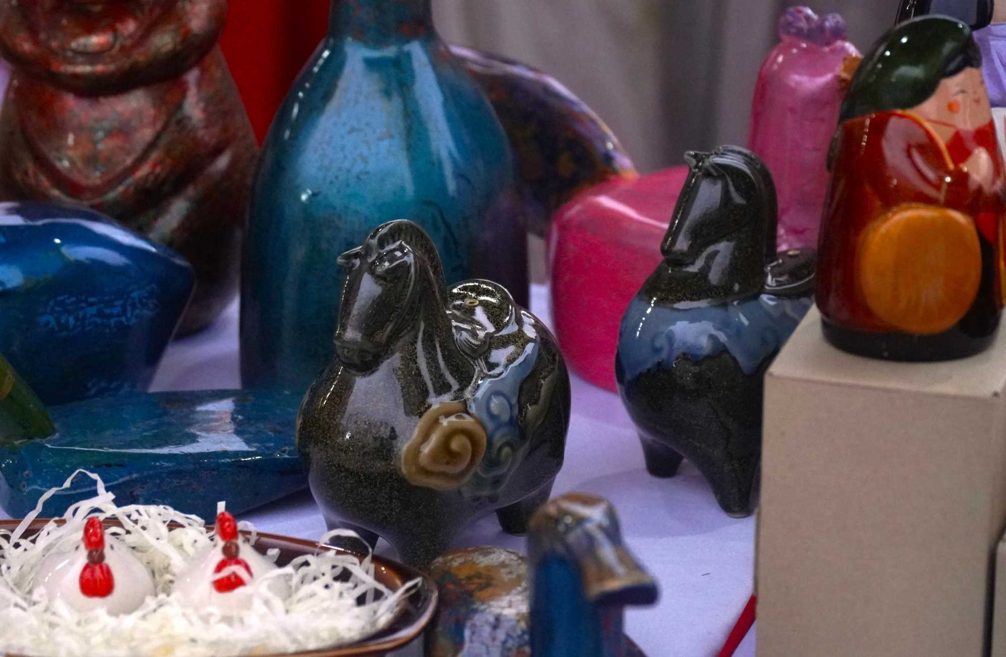 Những mô hình ngựa nhỏ phù hợp làm quà tặng biếu dịp tết. Ảnh: Minh Vũ