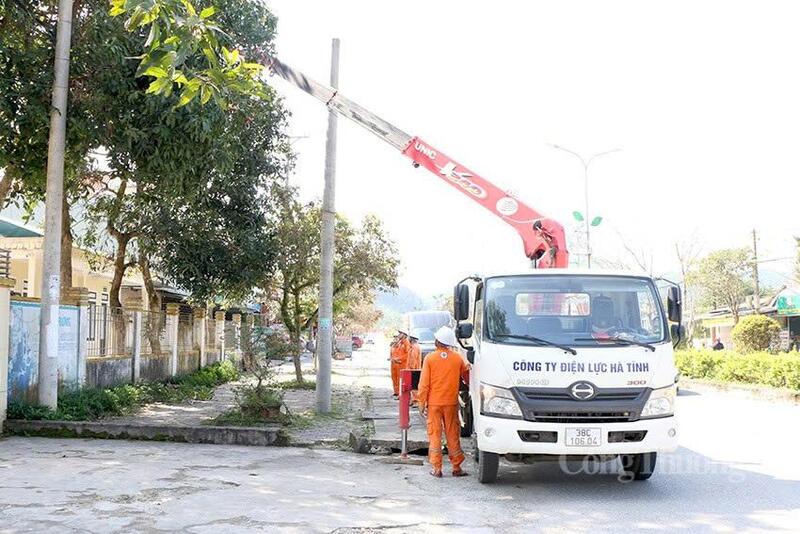 Công ty Điện lực Hà Tĩnh bảo dưỡng, đại tu các tuyến đường dây và trạm biến áp có nguy cơ quá tải. Ảnh: Cao Thảo