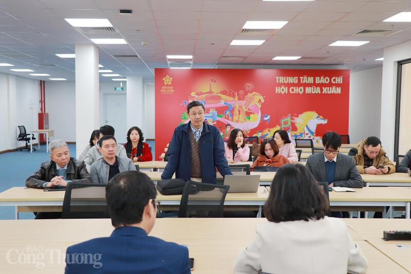 Đảng viên Chi bộ 2 trao đổi nghiệp vụ gắn với thực tiễn thị trường tại hội chợ. Ảnh: Thanh Tuấn