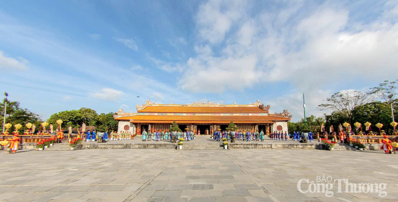 Lễ thiết triều được tái hiện tại trước điện Thái Hòa.