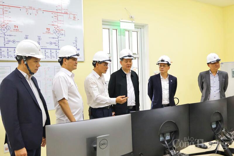 Sau buổi làm việc, Đoàn công tác của Bộ Công Thương đã đến kiểm tra thực tế và tặng quà Tết cán bộ, nhân viên tại Trạm biến áp 110kV Chi Lăng (phường Thanh Khê, TP. Đà Nẵng).