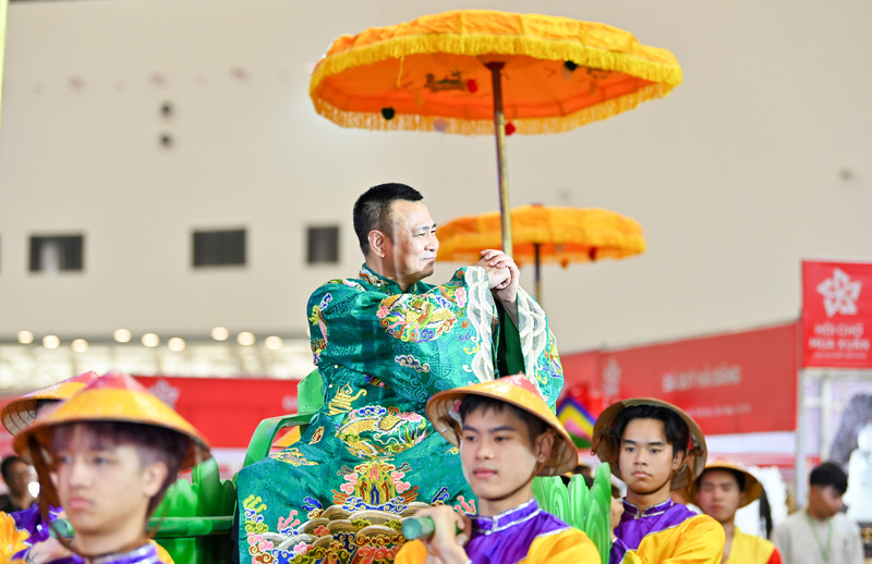 NSND Tự Long xuất hiện thu hút rất đông người hâm mộ tại Hội chợ Mùa Xuân.