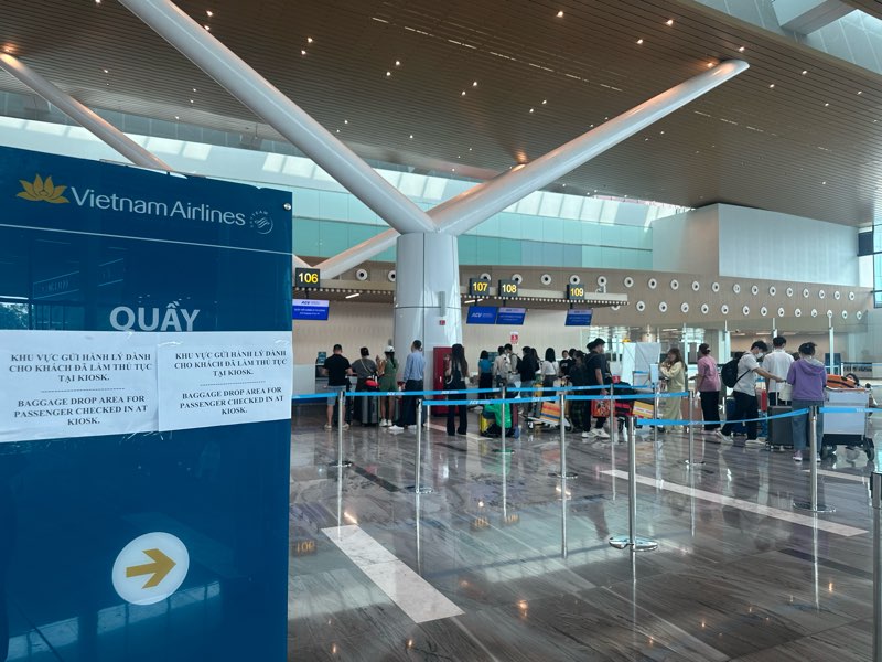 Ghi nhận vào lúc 10h30 ngày 13.2, khu vực gửi hành lý dành cho khách đã làm thủ tục tại kiost khá thông thoáng. Ảnh: Lý Linh