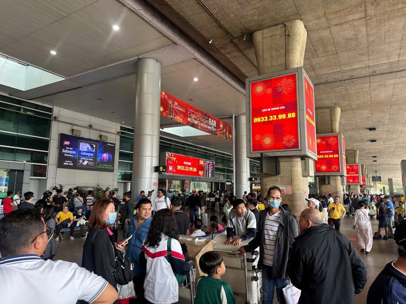 Quang cảnh nhộn nhịp tại nhà ga quốc tế (T2) trong ngày cao điểm 13.2. Ảnh: Anh Tú