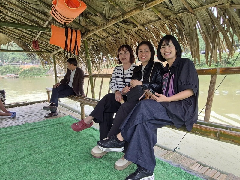 Du khách trải nghiệm đi bè qua sông Chu vào Bản Mạ.