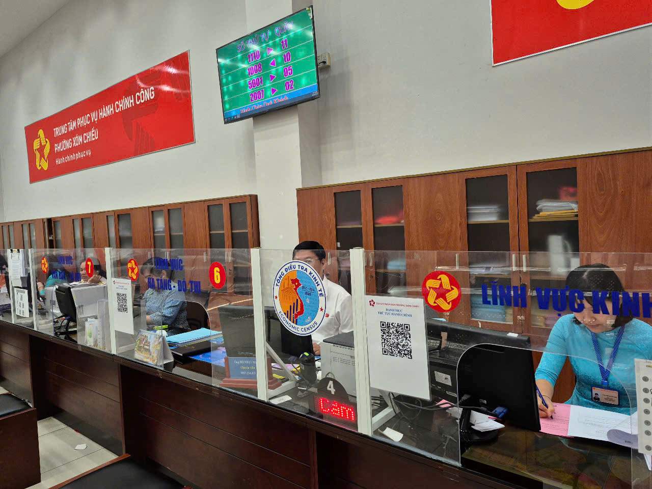 Không khí làm việc tại Trung tâm Phục vụ hành chính công phường Xóm Chiếu. Ảnh: Minh Tâm