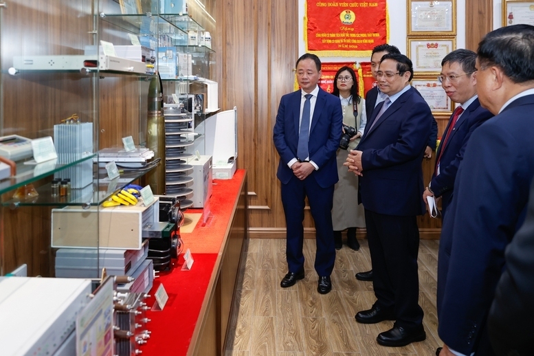 Thủ tướng thăm phòng Truyền thống của Viện Vật liệu xây dựng - Ảnh: VGP/Nhật Bắc