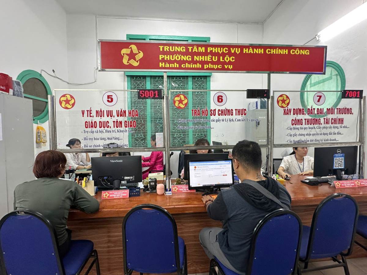 Người dân đến làm thủ tục tại Trung tâm Phục vụ hành chính công phường Nhiêu Lộc. Ảnh: Minh Tâm