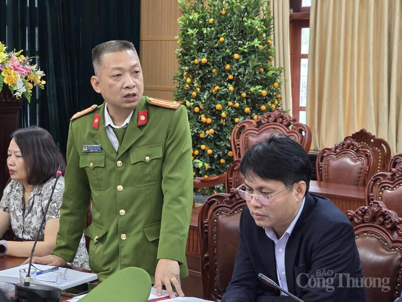 Ông Nguyễn Vinh Bắc - Phó trưởng Công an xã Tiên Du thông tin về các phương án huy động lực lượng đảm bảo an toàn, trật tự, an toàn giao thông tại lễ hội. Ảnh: Thu Hường