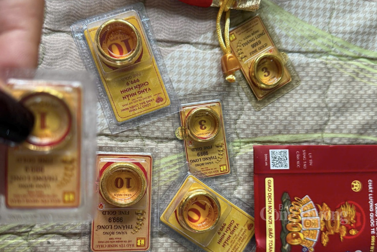 Nhiều người chọn mua vàng ngày vía Thần Tài để rước tài lộc đầu năm.