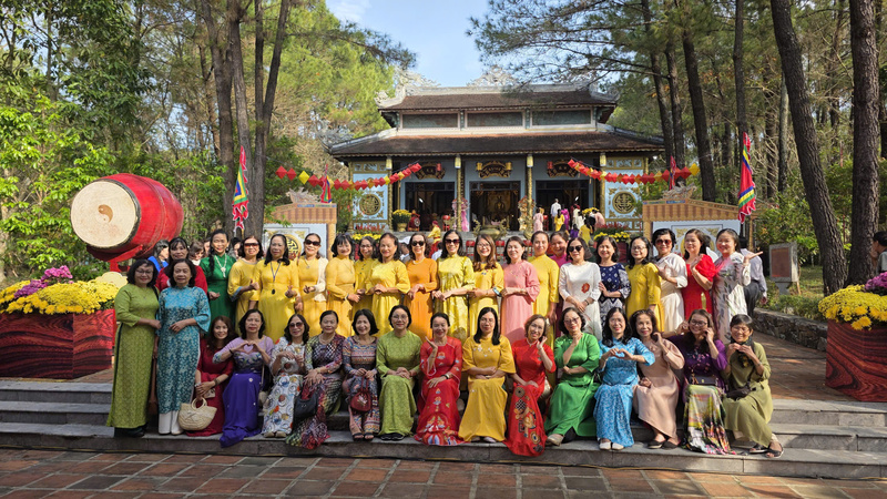 Rất đông người dân, du khách tham gia tại lễ hội. Ảnh: P.T. Hải