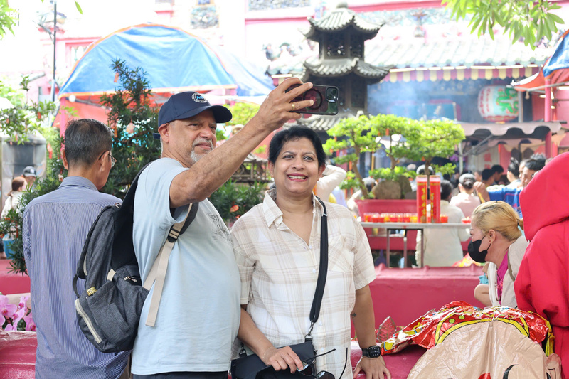 Khách quốc tế hào hứng chụp ảnh lưu niệm, tìm hiểu về nét đẹp văn hóa tâm linh lâu đời của người dân TP. Hồ Chí Minh. Ảnh: Minh Anh