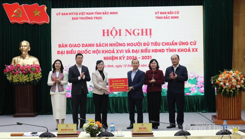 Ban Thường trực Ủy ban Mặt trận Tổ quốc tỉnh Bắc Ninh bàn giao danh sách những người đủ tiêu chuẩn ứng cử đại biểu Quốc hội khóa XVI và đại biểu HĐND tỉnh khóa XX, nhiệm kỳ 2026 - 2031 cho Ủy ban Bầu cử tỉnh. Ảnh: BN