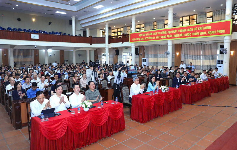 Hội nghị tiếp xúc cử tri với người ứng cử Đại biểu HĐND thành  phố Hà Nội nhiệm kỳ 2026 - 2031. Ảnh: Hoàng Linh