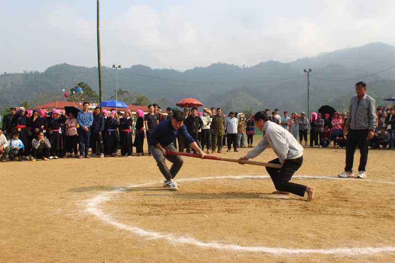 Các trò chơi ném còn, ném Pao, đẩy gậy trong ngày hội của đồng bào dân tộc Tày. Ảnh: Lê Hiếu