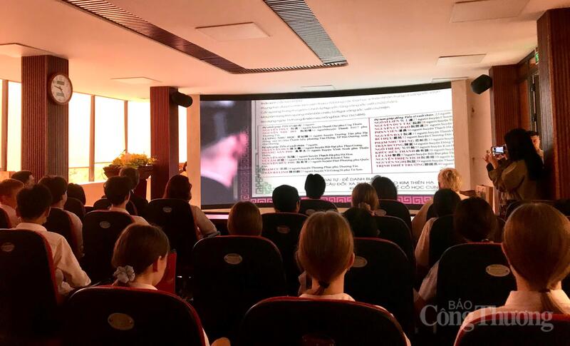 Học sinh con em cán bộ sứ quán và cộng đồng người Nga tại Hà Nội xem chương trình giới thiệu về Mộc bản Triều Nguyễn. Ảnh: Bảo Thoa