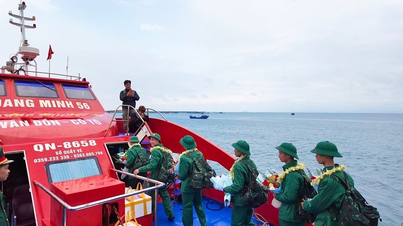 Thanh niên đặc khu Cô Tô, tỉnh Quảng Ninh tưng bừng ngày hội nhập ngũ. Ảnh: CTV