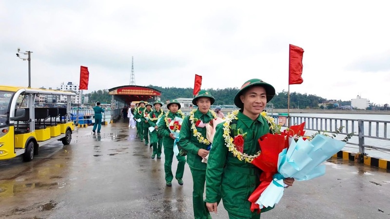 Tuổi trẻ tỉnh Quảng Ninh hăng hái lên đường nhập ngũ. Ảnh: CTV