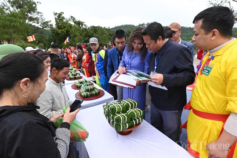 Ban tổ chức chấm và trao giải cho các đội thi.