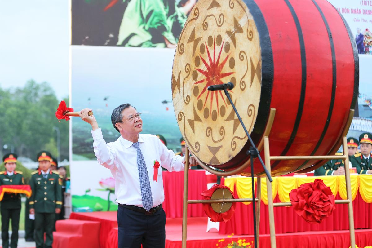 Chủ tịch UBND TP Cần Thơ thực hiện nghi thức đánh trống. Ảnh: Tạ Quang