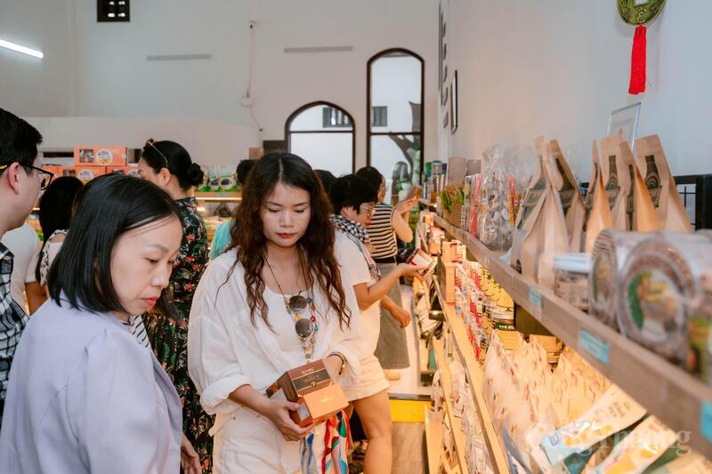 Du khách trải nghiệm các sản phẩm đặc trưng của tỉnh Gia Lai. Ảnh: Hiền Mai