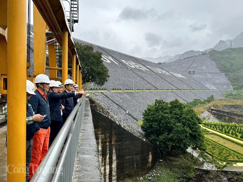 Đoàn công tác làm việc với Nhà máy Thủy điện Tuyên Quang về việc kiểm tra bảo đảm cung ứng điện mùa khô.