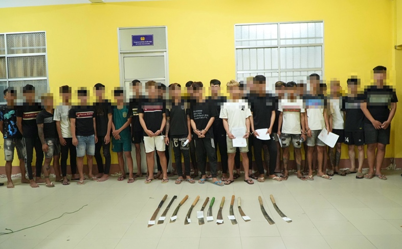 Các đối tượng cùng tang vật tại cơ quan Công an. Ảnh: Công an TP Cần Thơ