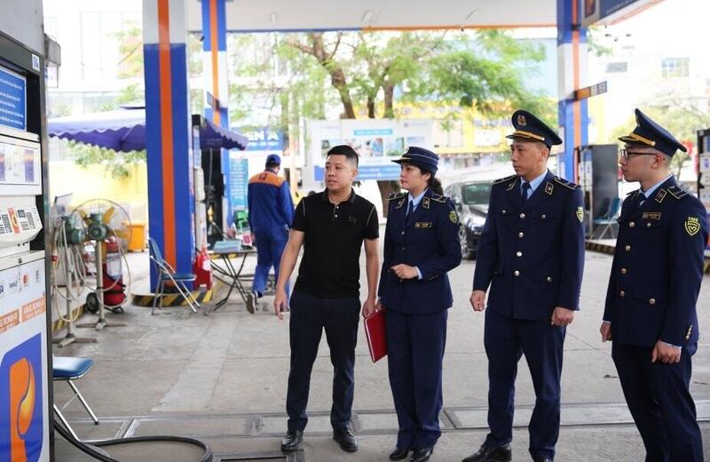 Lực lượng Quản lý thị trường Quảng Ninh tăng cường kiểm tra, nắm tình hình hoạt động kinh doanh tại cửa hàng xăng dầu trên địa bàn. Ảnh: Hoàng Hà