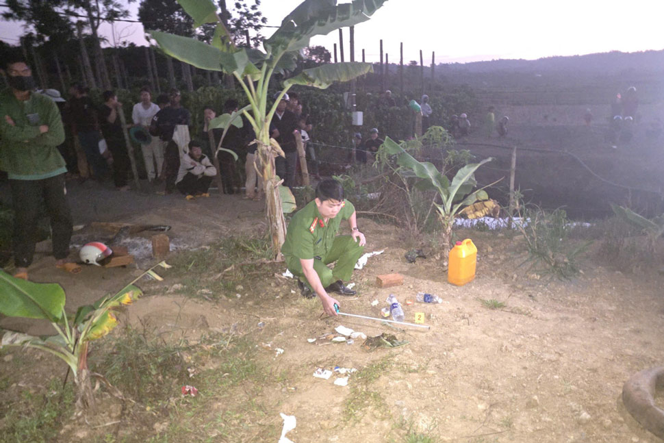 Cơ quan chức năng khám nghiệm hiện trường nơi xảy ra sự việc. Ảnh: Công an