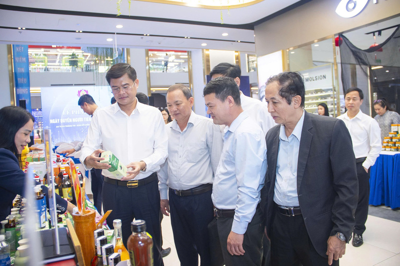 Các đại biểu tham quan gian hàng được trưng bày tại lễ phát động