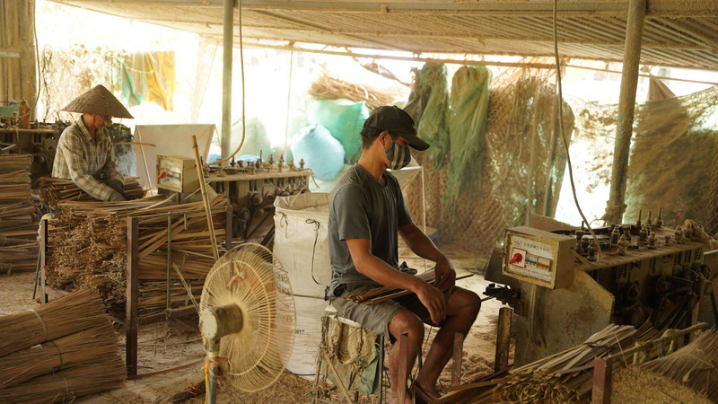 Những công nhân miệt mài lao động tại một xưởng làm hương làng Quảng Phú Cầu. Ảnh: Dương Thảo