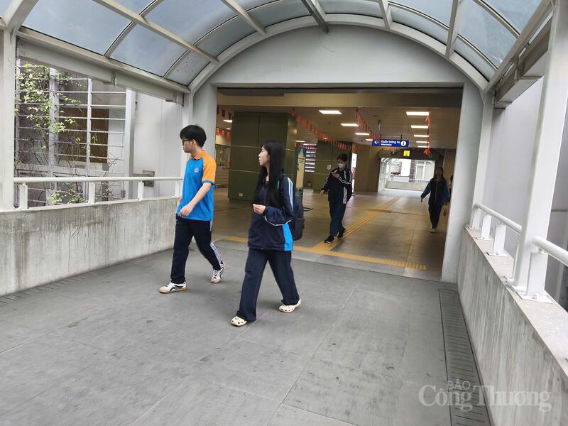 Nhiều em học sinh lựa chọn tàu điện trên cao là phương tiện di chuyển khi đến trường. Ảnh: NH