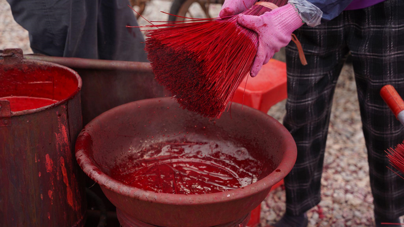 Nhuộm màu tăm hương. Ảnh: Dương Thảo