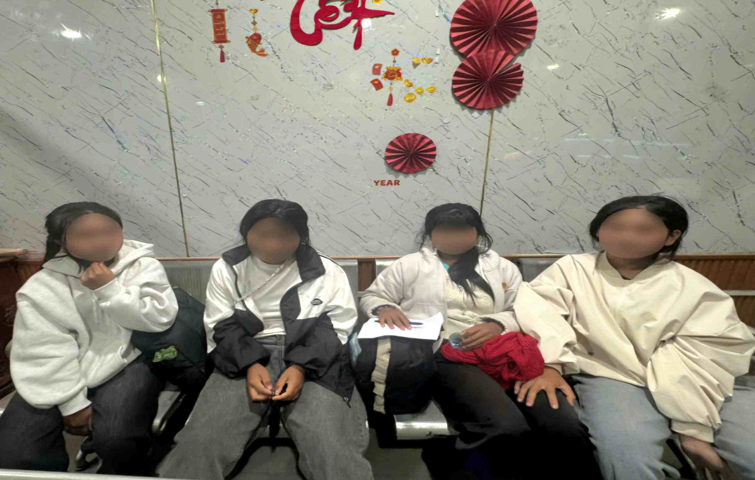 Bốn bé gái từ 14 đến 17 tuổi cùng nhau tìm việc qua mạng được Công an xã Đam Rông 4 phát hiện, ngăn chặn kịp thời. Ảnh: Công an cung cấp