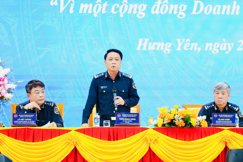 Ông Trần Mạnh Hùng - Chi cục trưởng Chi cục Hải quan khu vực IV trao đổi thông tin tại hội nghị đối thoại. Ảnh: Tất Đạt