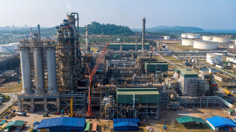 Về tiêu thụ sản phẩm, trước mắt BSR - BF sẽ cung cấp ethanol chủ yếu cho BSR thông qua hệ thống đường ống kết nối trực tiếp vào hệ thống bồn bể của Nhà máy Lọc dầu Dung Quất. Ảnh: Nguyễn Dương