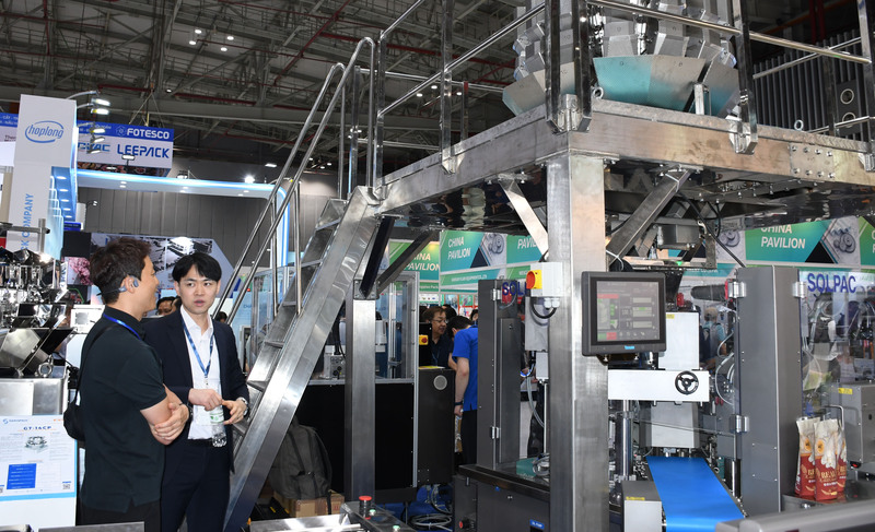 Sự kiện quy tụ hơn 450 doanh nghiệp từ 33 quốc gia và vùng lãnh thổ, mở ra không gian kết nối công nghệ, thúc đẩy đổi mới và phát triển bền vững cho các ngành công nghiệp chế biến, bao bì, đồ uống, nhựa và cao su. Ảnh: Minh Khuê.