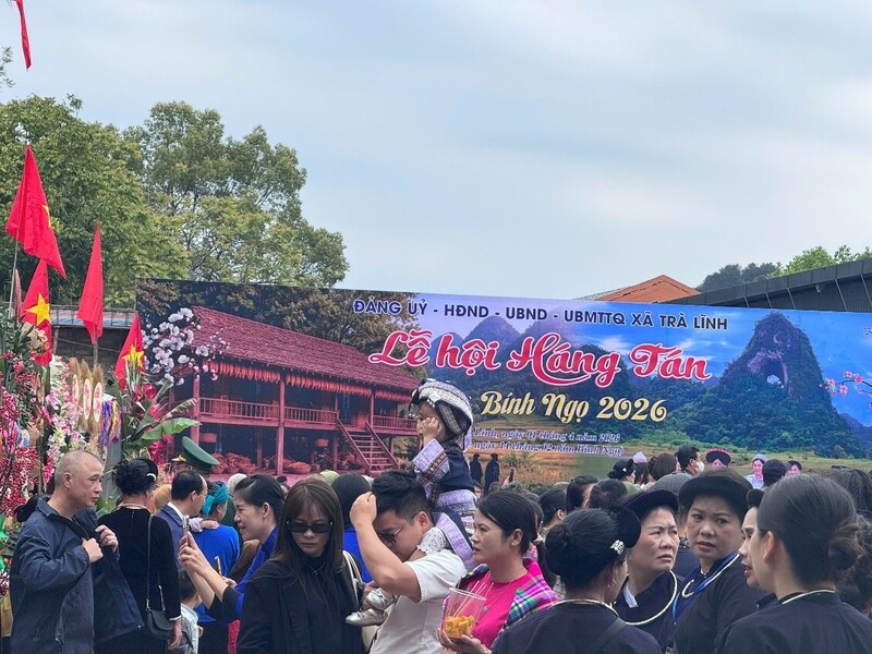 Người dân và du khách tham gia các hoạt động tại Lễ hội Háng Tán xã Trà Lĩnh (Tỉnh Cao Bằng)