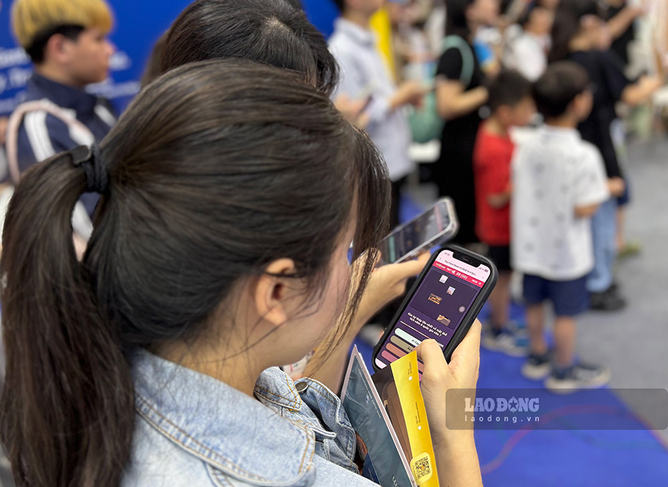 Việc kiểm soát hay quản lý điện thoại của con trẻ về mặt kỹ thuật chỉ là phần ngọn, quan trọng là sự đồng hành của cha mẹ. Ảnh: Ý Yên