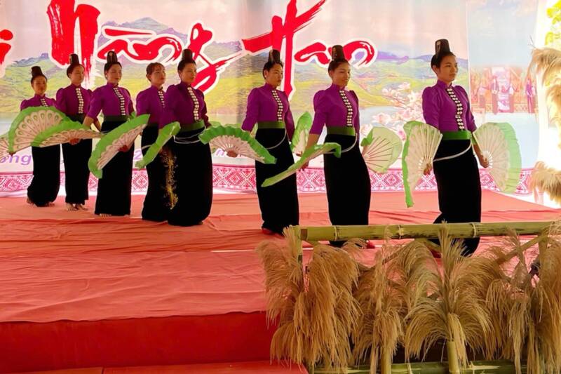 Một tiết mục giao lưu văn nghệ tại Lễ hội Nàng Ban. Ảnh: Trường Sơn