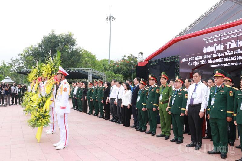 Các đại biểu dâng hương, dâng hoa tại Thành cổ Quảng Trị