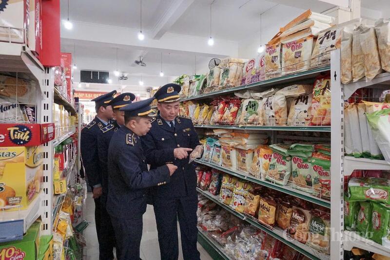 Ông Trần Mạnh Hùng, Chi cục trưởng Chi cục Quản lý thị trường tỉnh Cao Bằng kiểm tra tình hình cung ứng hàng hóa, giá cả trên thị trường.