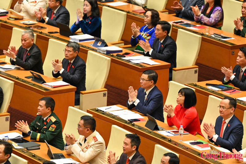 Tham dự khai mạc Kỳ họp thứ Nhất, Quốc hội khóa XVI có các đồng chí lãnh đạo, nguyên lãnh đạo Đảng, Nhà nước, Mặt trận Tổ quốc Việt Nam; các Đoàn ngoại giao, các tổ chức quốc tế và 500 đại biểu vừa được cử tri tín nhiệm bầu làm đại biểu Quốc hội khóa XVI.