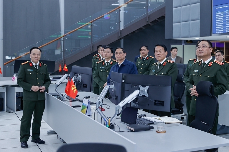Thủ tướng thăm, chúc Tết và kiểm tra công tác ứng trực của cán bộ, chiến sĩ Cục An ninh mạng và phòng, chống tội phạm sử dụng công nghệ cao - Ảnh: VGP/Nhật Bắc