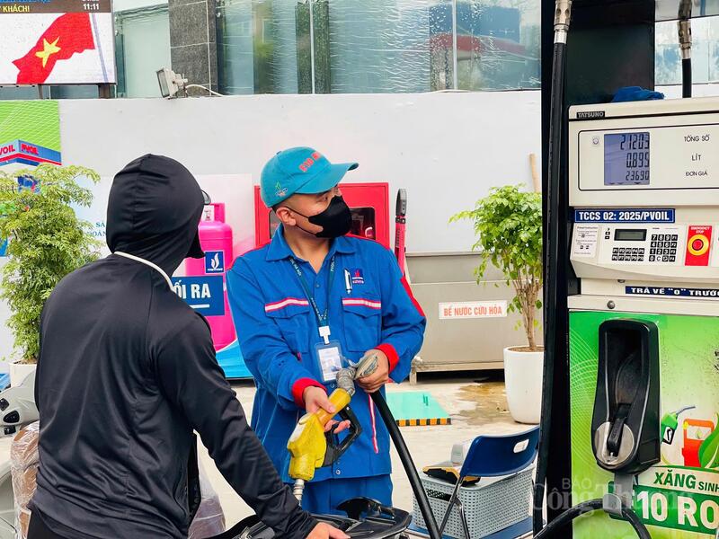 Mức giá cạnh tranh đang là ưu điểm của xăng sinh học, được người dân ủng hộ trong bối cảnh giá xăng khoáng có xu hướng tăng. Ảnh: Mai Linh