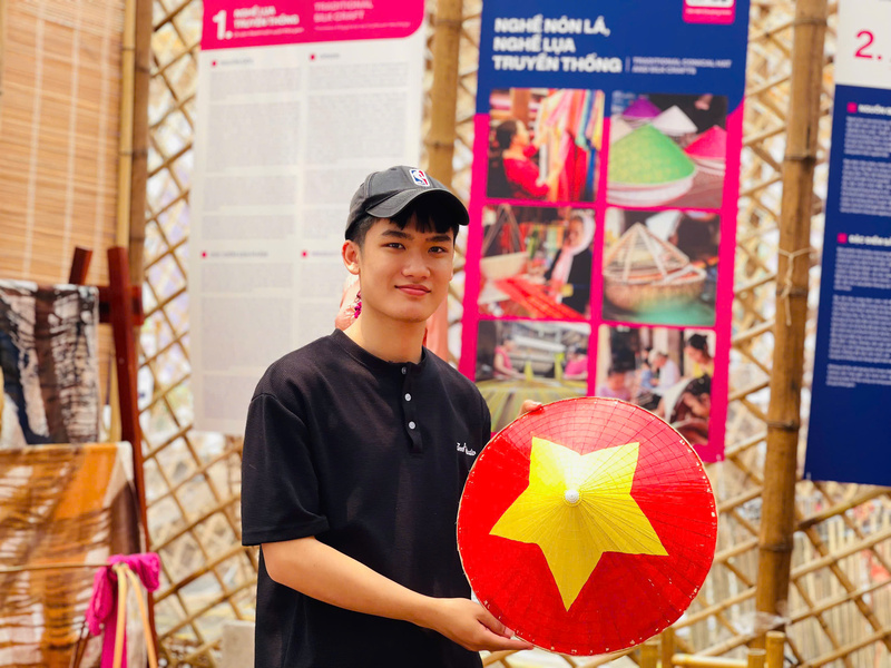 “Khi người dùng được tận mắt chứng kiến quy trình tạo ra một sản phẩm, trực tiếp trải nghiệm và trò chuyện với nghệ nhân, họ sẽ nâng niu, trân trọng và hiểu hơn về giá trị của sản phẩm truyền thống”, anh Nguyễn Khắc Nam (Hà Nội) - khách tham quan triển lãm chia sẻ. Ảnh: Mai Linh