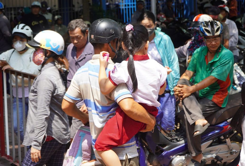 Học sinh Trường Tiểu học Bình Qưới Tây được phụ huynh đón về trong trưa ngày 10.4. Ảnh: Chân Phúc