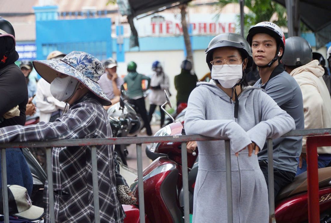 Nhiều phụ huynh mong sớm có kết luận từ cơ quan chức năng để yên tâm cho con đi học trở lại. Ảnh: Chân Phúc