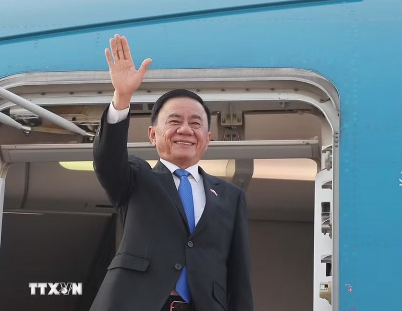 Thường trực Ban Bí thư Trần Cẩm Tú rời sân bay Techno, kết thúc tốt đẹp chuyến thăm Vương quốc Campuchia. Ảnh: Phương Hoa/TTXVN