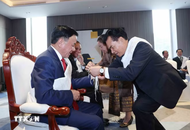 Thường trực Ban Bí thư Trần Cẩm Tú dự Lễ buộc chỉ cổ tay truyền thống của Lào. Ảnh: Phương Hoa/TTXVN